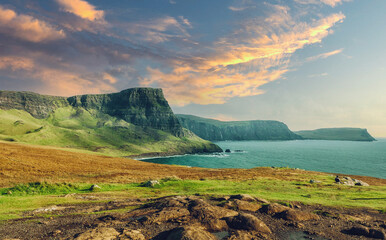 Neist Point ist eine kleine Halbinsel auf der schottischen Insel Skye und ihr Leuchtturm markiert...