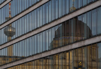 Der Berliner Fernsehturm und das Humboldt-Forum spiegeln sich in den Scheiben des Auswärtigen Amtes
