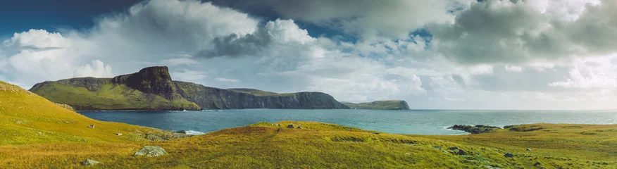 Fotobehang Klippen in den schottischen Highlands. Neist Point ist eine kleine Halbinsel auf der schottischen Insel Skye und ihr Leuchtturm markiert den westlichsten Punkt der Insel. © Jakob