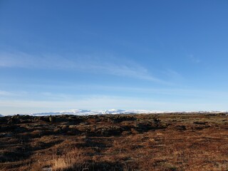 푸른 하늘과 눈덮인 산