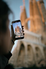 Persona tomando una fotografía de la Sagrada Familia de Barcelona