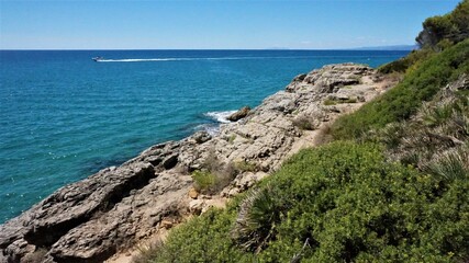 Obraz premium waterfront rock path