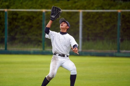 フライをキャッチする外野手（高校野球）