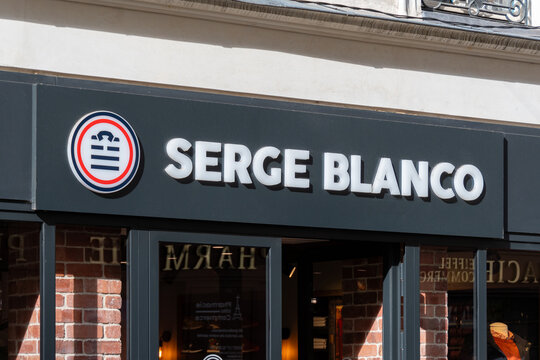 Paris, France - 19 octobre 2023: Enseigne et logo d'une boutique Serge Blanco, .marque fran&ccedil;aise de v&ecirc;tements sp&eacute;cialis&eacute;e dans la mode masculine, cr&eacute;&eacute;e par l'ancien rugbyman Serge Blanco
