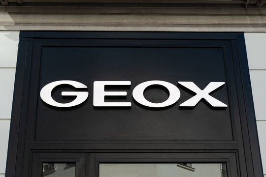 Paris, France - 19 octobre 2023: Enseigne et logo d'une boutique Geox. Geox est une entreprise italienne de chaussures et de pr&ecirc;t-&agrave;-porter