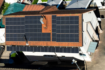 Industriegebäude mit Solarzellen auf dem Dach - obrazy, fototapety, plakaty