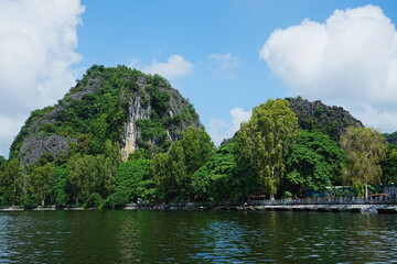 Fototapeta na wymiar Tam Coc River Boat Tour in Ninh Binh, Vietnam - ベトナム ニンビン タムコック ボート 川下り
