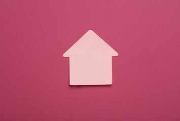 Obraz na płótnie Canvas Memo paper in the shape of house on pink background