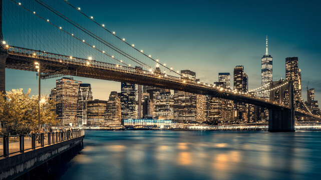 the skyline of new york at night