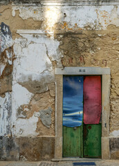 Vieille porte en couleur sur mur décrépi