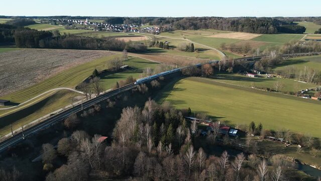 Drohnen Video von ICE Zug der Deutschen Bahn zwischen Augsburg und Ulm