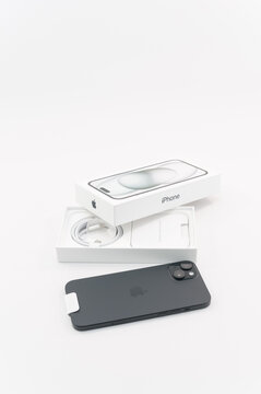 immagine editoriale illustrativa primo piano di Apple iphone 15 plus nella confezione di vendita su superficie bianca