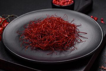 Naklejka premium Red thin hot chili threads on a dark background
