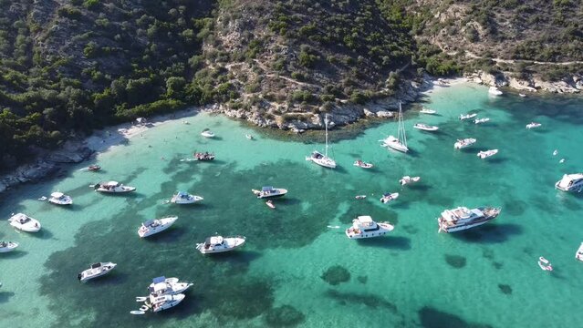 &Eacute;clats Corses : Mer Scintillante, Reflets Bleus, Lumi&egrave;re &Eacute;blouissante, Vues Majestueuses et Paysages Envo&ucirc;tants de l'&Icirc;le de Beaut&eacute;