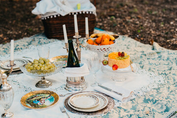 tovaglia picnic con uva, vino, candele, dolci