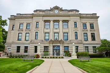 Entrance to Auburn courthouse with benches in grassy area - obrazy, fototapety, plakaty