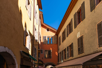 Fototapeta na wymiar Rue du pont Morens, in Annecy on the banks of the Thioule, in Haute Savoie, France
