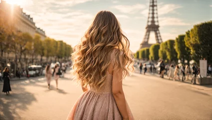 Foto op Plexiglas Eiffeltoren Girl in a dress, beautiful hair against the background of the Eiffel Tower