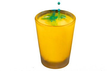 Copo cheio com bebida de cor amarela e gotas de cor azul caindo. Formato de arquivo png fundo transparente.	