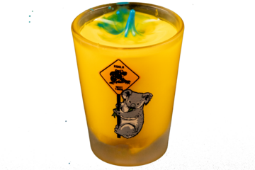 Copo cheio com bebida amarela e rótulo de coala. Formato de arquivo png fundo transparente.	