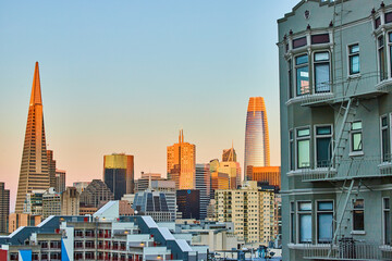 Fototapeta premium Golden sunset lighting on Transamerica Pyramid and other downtown buildings