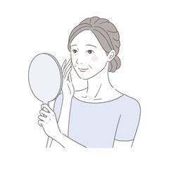 笑顔で手鏡を見るシニア女性