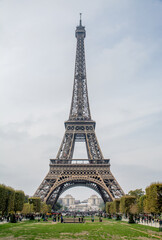 Fototapeta na wymiar view of the Eiffel tower walking through Paris