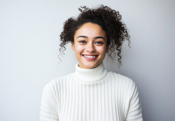 Obraz premium Portrait of a smiling young woman looking at the camera