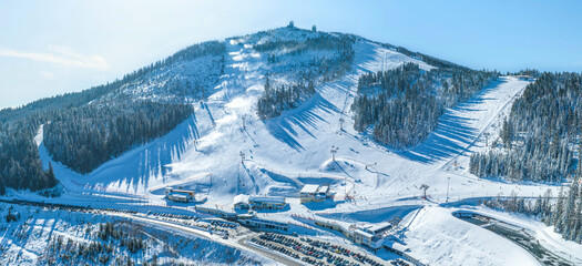 Neuschnee, Sonne und blauer Himmel, perfekte Bedinungen zum Skifahren im Arberland in Niederbayern