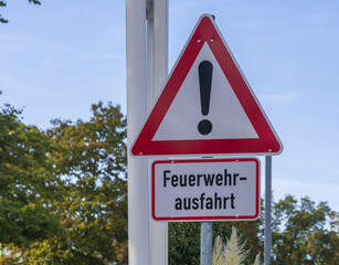 Ein Warnschild mit der Aufschrift Feuerwehrausfahrt