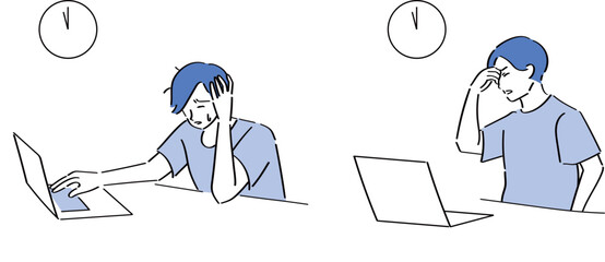 深夜までPC作業をして疲労しているTシャツの男性