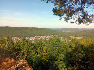 Blick auf Ruppertsweiler und in den Pfälzerwald vom Ruppertstein in der Nähe von Lemberg bei...