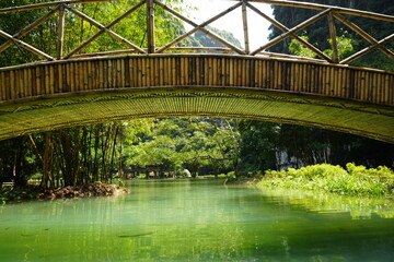 Fototapeta premium Tam Coc River Boat Tour in Ninh Binh, Vietnam - ベトナム ニンビン タムコック ボート 川下り
