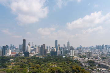 Fototapeta premium Panoramic view on Bankgog cityscape with Lumpini park and skyscrapers