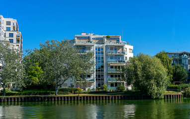 Luxusquartiere am Ufer der Spree auf der Halbinsel Alt-Stralau, Berlin, Deutschland