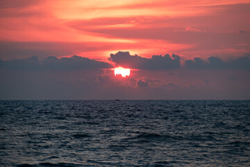 Naklejka premium sunset over the sea