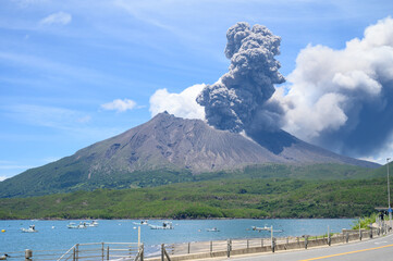 噴煙を上げる桜島
