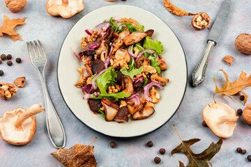 Spicy mushroom salad with onions and walnuts.