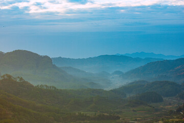 Obraz premium Wuyishan, Wuyishan City, Fujian Province - the view of mountains facing the sky at sunrise