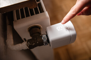 Smart Home Thermostat an einem Heizkörper in einer Wohnung, Anzeige der Temperatur in Grad...