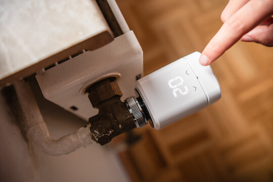 Smart Home Thermostat an einem Heizk&ouml;rper in einer Wohnung, Anzeige der Temperatur in Grad Celsius,  D&uuml;sseldorf, Deutschland