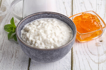 Grain curd with cream and jam