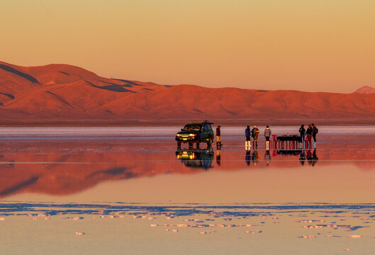 Sunset in the Salar de Uyuni, Bolivia, reflection in the salts, Sunset and the mountains in the background, beauty of that beautiful place. August 16, 2023 © Photography Travel