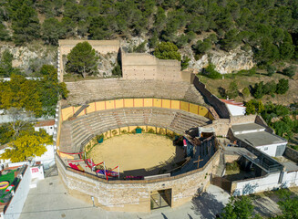 vista aérea de la plaza de toros del municipio de Carratraca, Andalucía