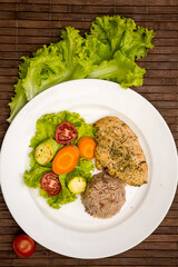 Bife de frango arroz integral e salada