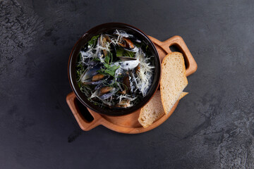 Cooked mussels in a saucepan.