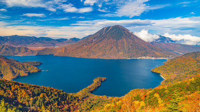 日光　中禅寺湖の紅葉　半月山展望台　絶景