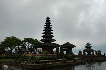 Fototapeta na wymiar Bali's Most Famous Sight, the Ulan Batur Temple, in Tranquil Beauty