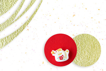 和紙による日本の正月のデザイン　干支の辰と金色と赤の円形の和紙と波型の合成のデザイン（画像編集・白背景）
