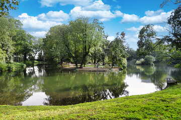Düsseldorf, Spee´scher Graben mit Insel, Stätte der Erholung, mitten in der Großstadt